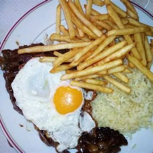 Photo publique d'une assiette de viande, œuf, frites et riz au PI-REX